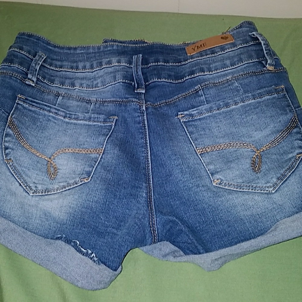 Shorts - Picture 3 of 3